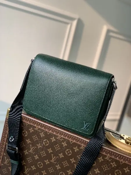 Replica Louis Vuitton 2022 new District sling bag M30861