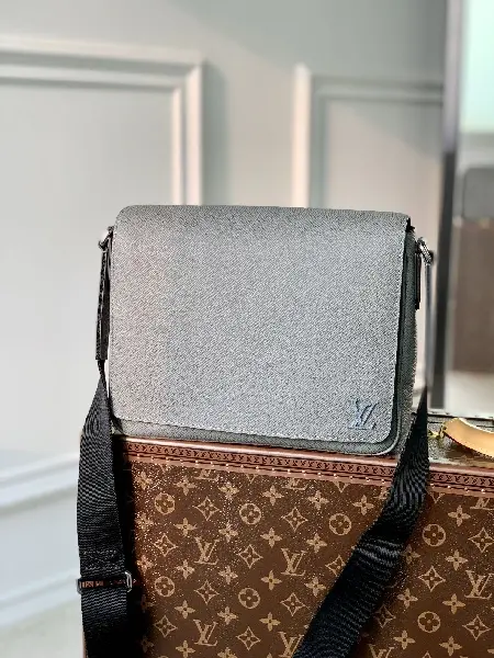 Replica Louis Vuitton 2022 new District sling bag M30851