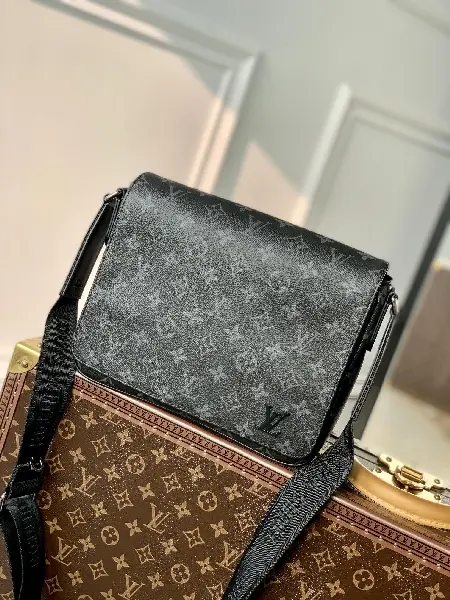 Replica Louis Vuitton 2022 new District sling bag M46255