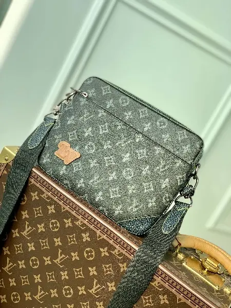 Replica Louis Vuitton 2022 new messenger bag