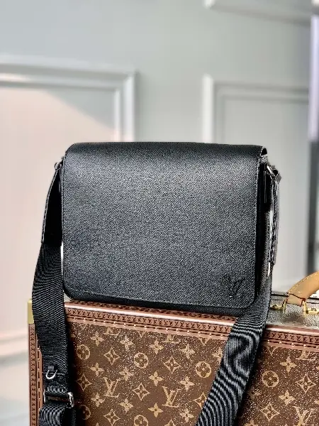 Replica Louis Vuitton 2022 new District sling bag M30850