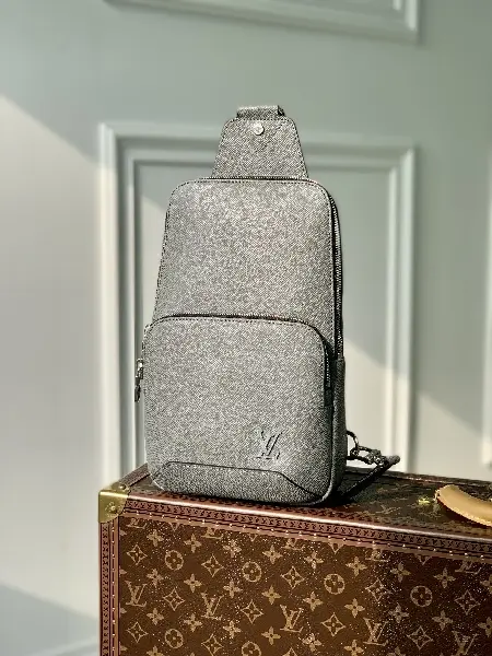 Replica Louis Vuitton 2022 new messenger bag