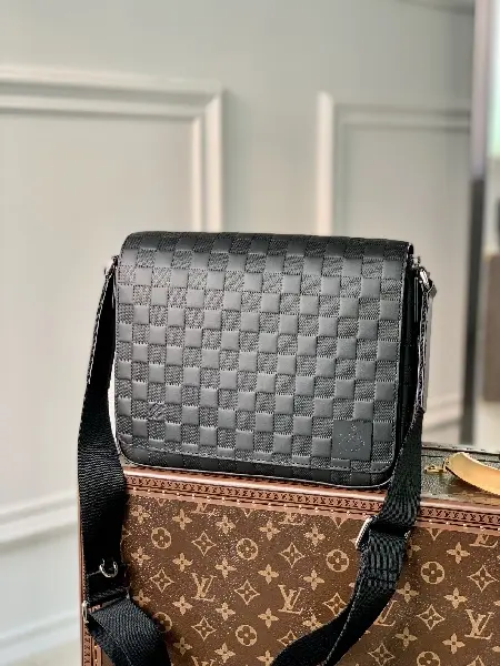 Replica Louis Vuitton 2022 new District sling bagN42711D