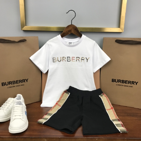 Replica Burberry 2022 New T-shirt and Shorts Set