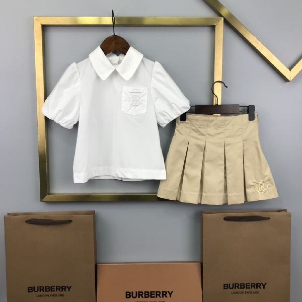 Replica Burberry 2022 New Shirt and Skirt Set