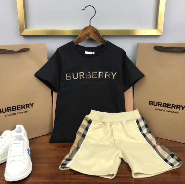 Replica Burberry 2022 New T-shirt and Shorts Set