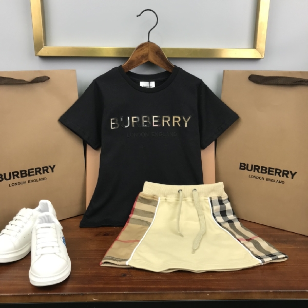 Replica Burberry 2022 New T-shirt and Shorts Set