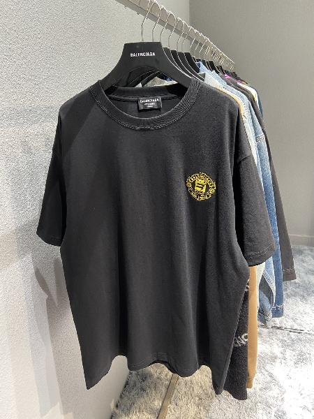 Replica Balenciaga T-Shirt Quest in Black