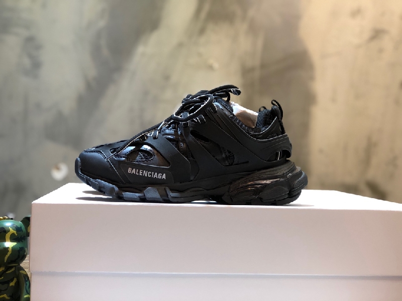 Replica Balenciaga Triple S retro Clunky Sneakers in Black