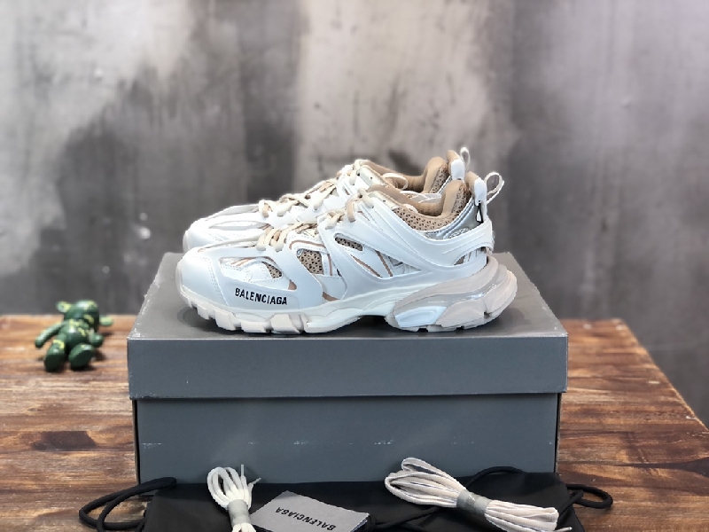 Replica Balenciaga Triple S retro Clunky Sneakers in White