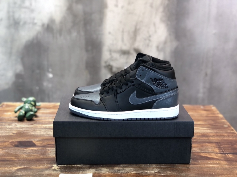 Replica Nike Air Jordan 1 Mid Sneaker