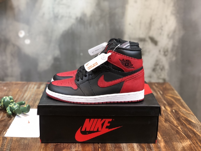 Replica Nike Air Jordan 1 " Banned " AJ1 Sneaker