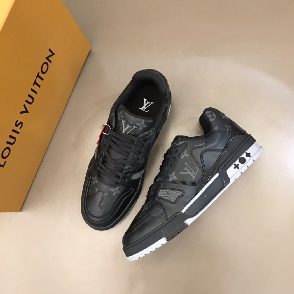 Replica Louis Vuitton Sneaker Trainer in Black sole