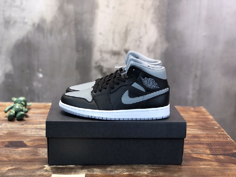 Replica Nike Air Jordan 1 Mid Sneaker