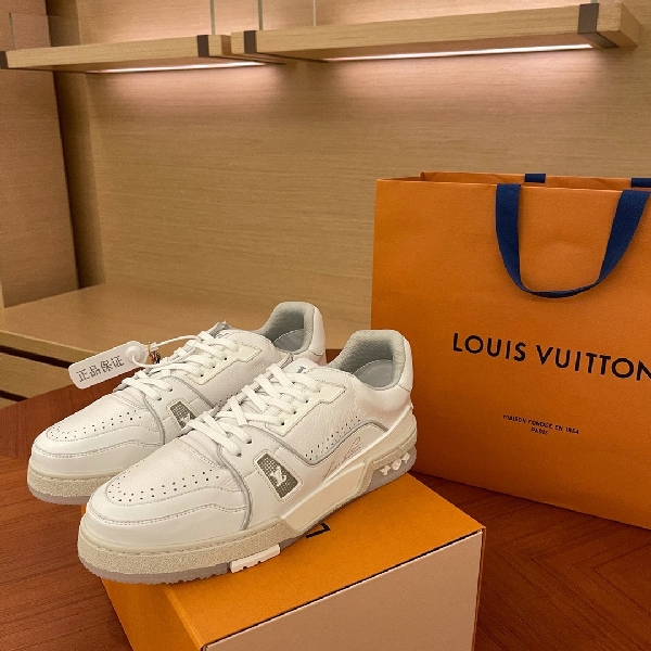 Replica Louis Vuitton Sneaker Trainer in Gray sole