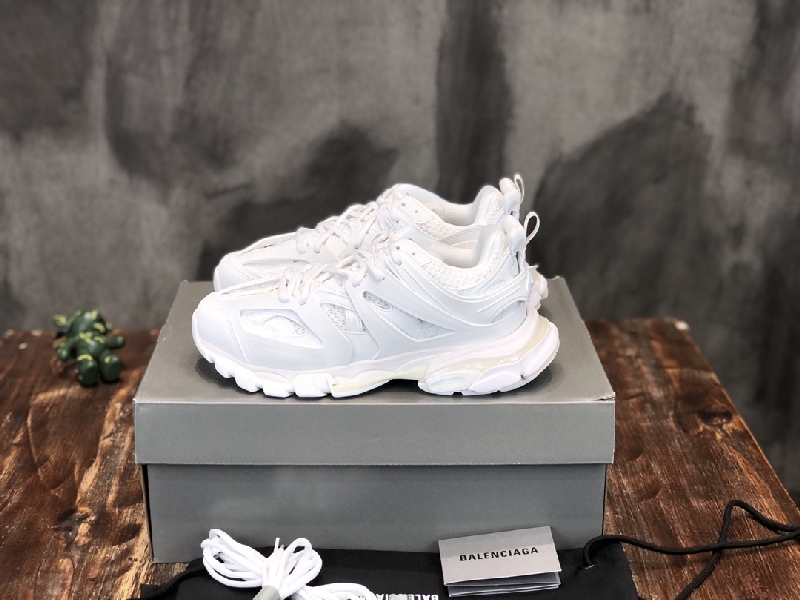 Replica Balenciaga Triple S retro Clunky Sneakers in White