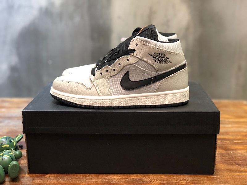 Replica Nike Sneaker Air Jordan1 in Cream