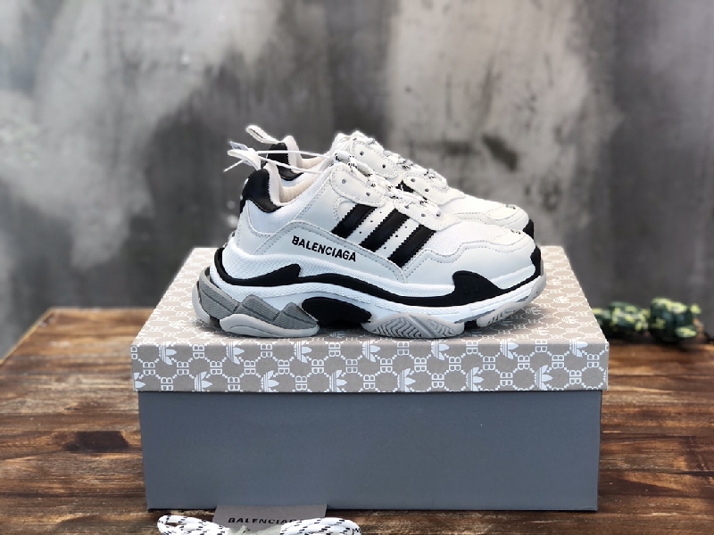 Replica Balenciaga Triple S retro Clunky Sneakers in White