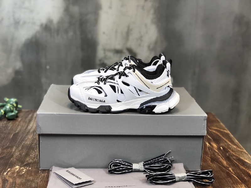 Replica Balenciaga Triple S retro Clunky Sneakers in White