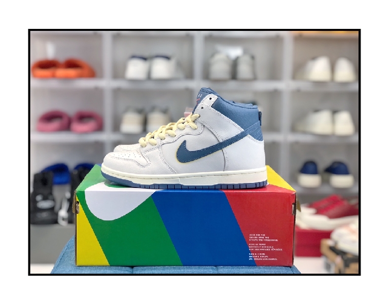 Replica Nike Sneaker Atlas x Nike Dunk SB High in White