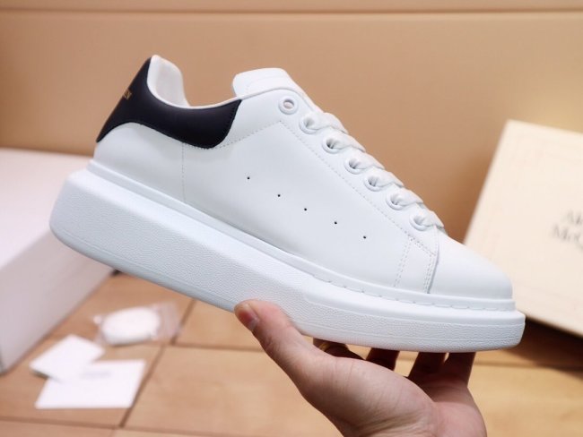 Alexander McQueen Womens Mens Shoes Fashion Sneakers Unisex Design Luxury Brand Oversized Sneaker with Box Whatapp