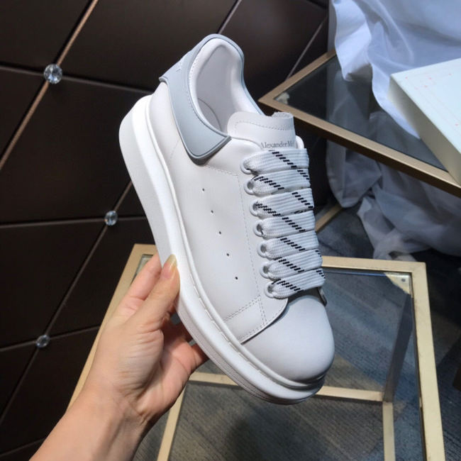 Alexander McQueen Womens Mens Shoes Fashion Sneakers Unisex Design Luxury Brand Oversized Sneaker with Box Whatapp