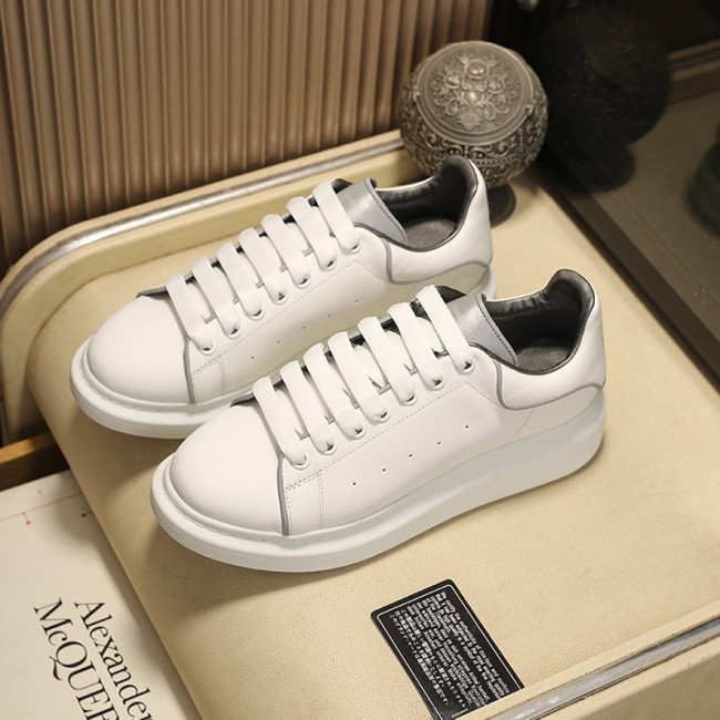 Alexander McQueen Womens Mens Shoes Fashion Sneakers Unisex Design Luxury Brand Oversized Sneaker with Box Whatapp