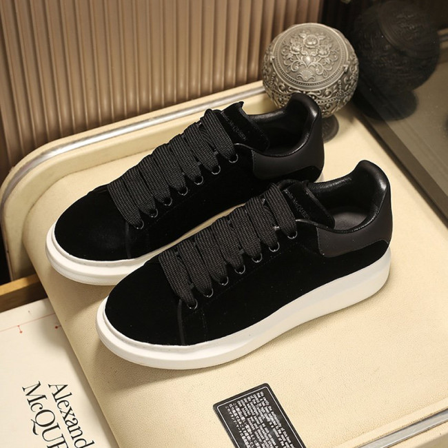 Alexander McQueen Womens Mens Shoes Fashion Sneakers Unisex Design Luxury Brand Oversized Sneaker with Box Whatapp