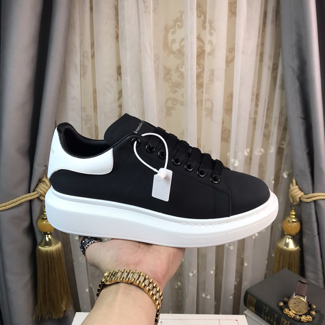 Alexander McQueen Womens Mens Shoes Fashion Sneakers Unisex Design Luxury Brand Oversized Sneaker with Box Whatapp