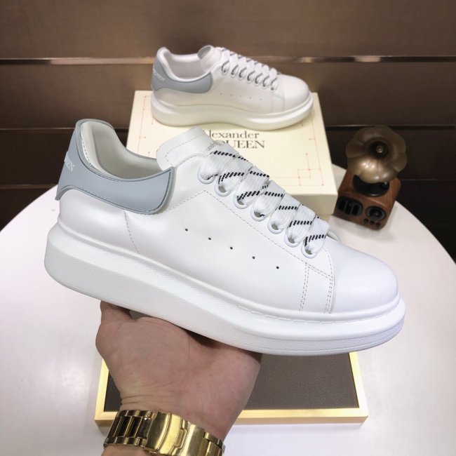 Alexander McQueen Womens Mens Shoes Fashion Sneakers Unisex Design Luxury Brand Oversized Sneaker with Box Whatapp