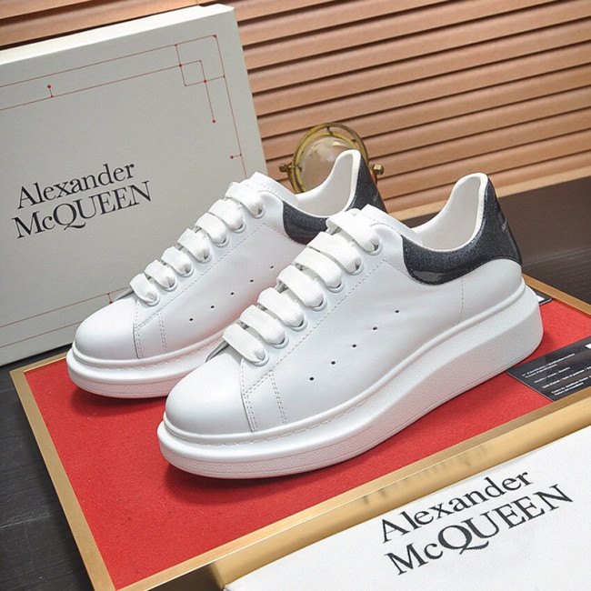 Alexander McQueen Womens Mens Shoes Fashion Sneakers Unisex Design Luxury Brand Oversized Sneaker with Box Whatapp