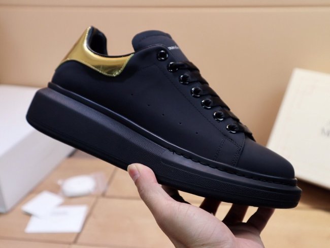 Alexander McQueen Womens Mens Shoes Fashion Sneakers Unisex Design Luxury Brand Oversized Sneaker with Box Whatapp