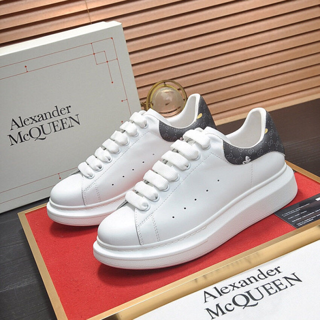 Alexander McQueen Womens Mens Shoes Fashion Sneakers Unisex Design Luxury Brand Oversized Sneaker with Box Whatapp