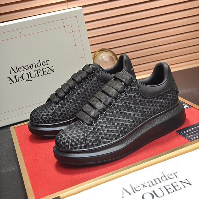 Alexander McQueen Womens Mens Shoes Fashion Sneakers Unisex Design Luxury Brand Oversized Sneaker with Box Whatapp