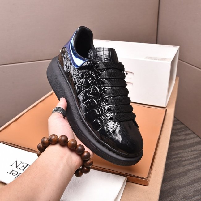 Alexander McQueen Womens Mens Shoes Fashion Sneakers Unisex Design Luxury Brand Oversized Sneaker with Box Whatapp