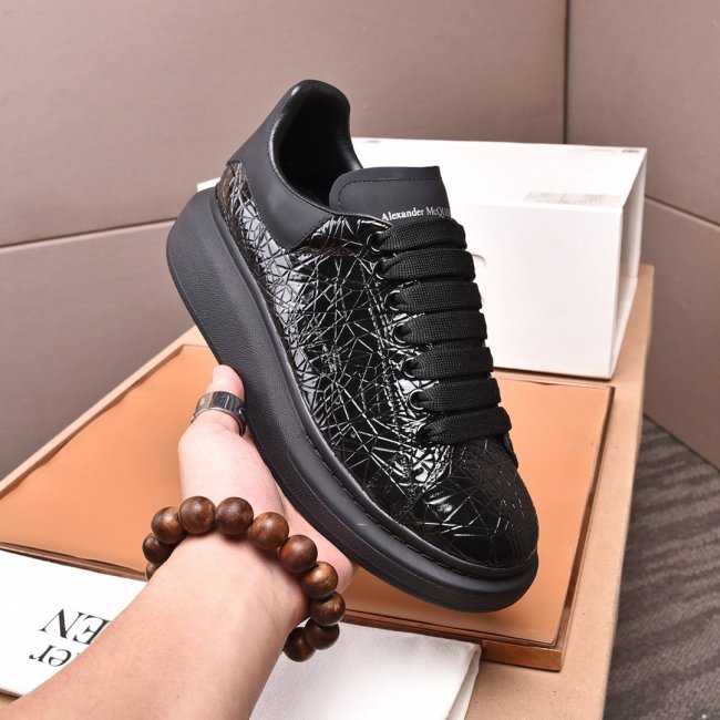 Alexander McQueen Womens Mens Shoes Fashion Sneakers Unisex Design Luxury Brand Oversized Sneaker with Box Whatapp